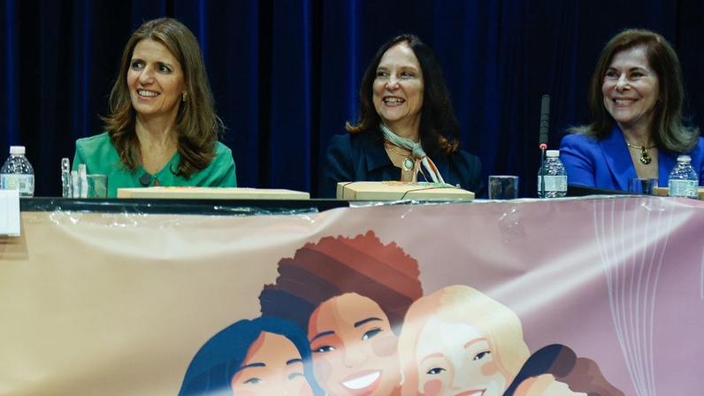 A partir da esquerda, Ana Estela Haddad, Liedi Légi Bariani Bernucci e Mayana Zatz na cerimônia de entrega do Prêmio Mulheres que Movem a História, concedido pela Alesp - Foto: Cecília Bastos/USP Imagens