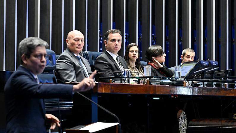 Mesa: diretor-presidente (CEO) do Grupo UOL, Paulo Sâmia; presidente e requerente desta sessão, senador Rodrigo Pacheco (PSB-MG); diretora da Secretaria Legislativa do Congresso Nacional, Roberta Lys de Moura Rochael; vice-presidente de Áreas Corporativas do Grupo UOL, Maria Judith de Brito; diretor de Conteúdo do Grupo UOL, Murilo Garavello.