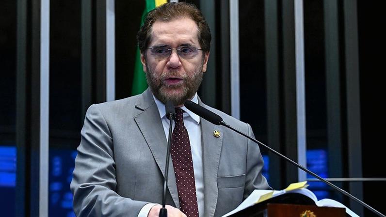 Em discurso, à tribuna, senador Plínio Valério (PSDB-AM).