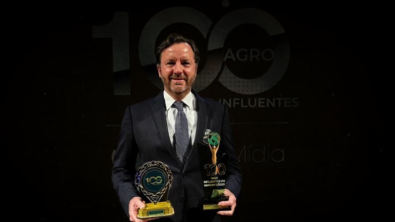 Após a escolha dos 100 nomes mais influentes do agronegócio, os homenageados escolheram o docente como personalidade do ano – Foto: Agrimídia