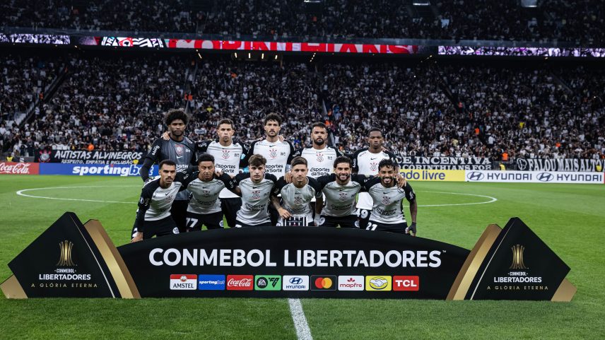 Time posado do Corinthians em jogo contra o Peñarol — Foto: Jhony Inácio/ge