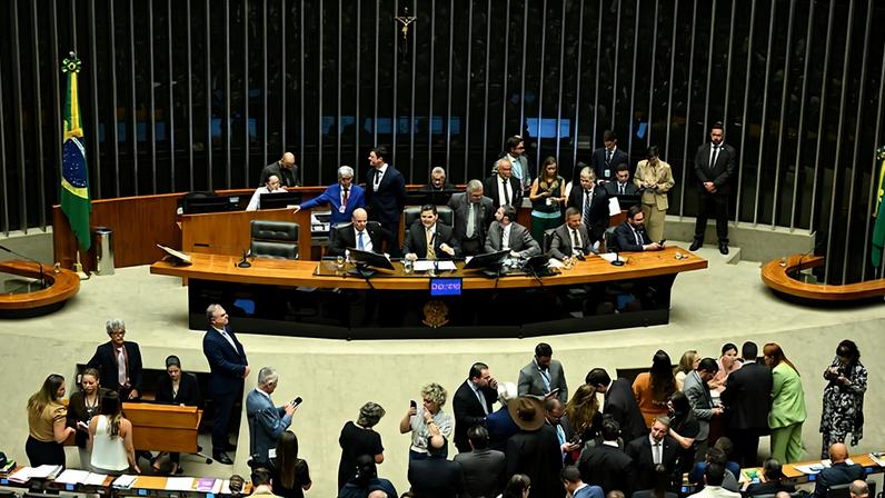 Parlamentares à bancada.
