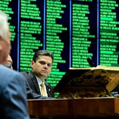 Congresso derruba veto e permite redução de penas por 8 de janeiro