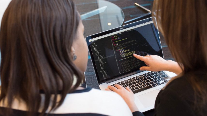 Aulas aos sábados buscam capacitar integrantes da comunidade USP na linguagem de programação Python – Foto: WOCinTech Chat/CC BY 2.0.