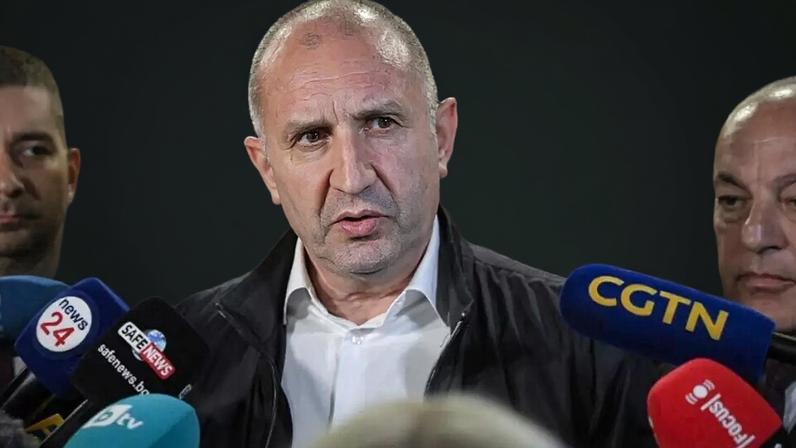 O líder da coalizão "Bulgária Progressista" e ex-presidente Rumen Radev fala à imprensa na sede de seu partido, após o encerramento das legislativas em Sófia, em 19 de abril de 2026.