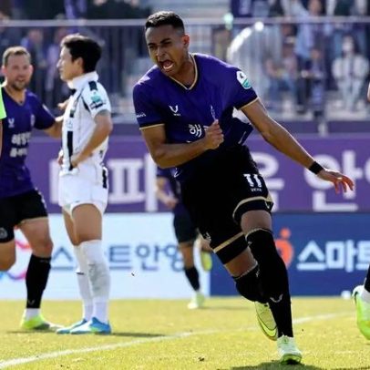 Ex-Palmeiras e Cruzeiro celebra gol na Coreia