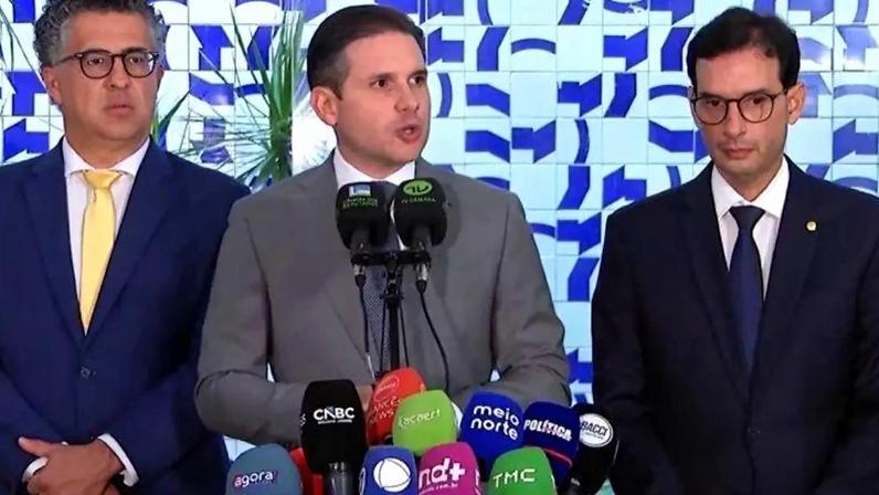 Presidente da Câmara, Hugo Motta, concede entrevista ao lado dos deputados Alencar Santana (esquerda) e Leo Prates, designados como presidente da comissão especial e relator