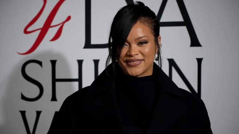Aos 7 meses, Rihanna mostra rosto da 3ª filha, Rocki, em capa de revista, e detalhe rouba a cena: 'Essa criança é a MÃE dela!'.