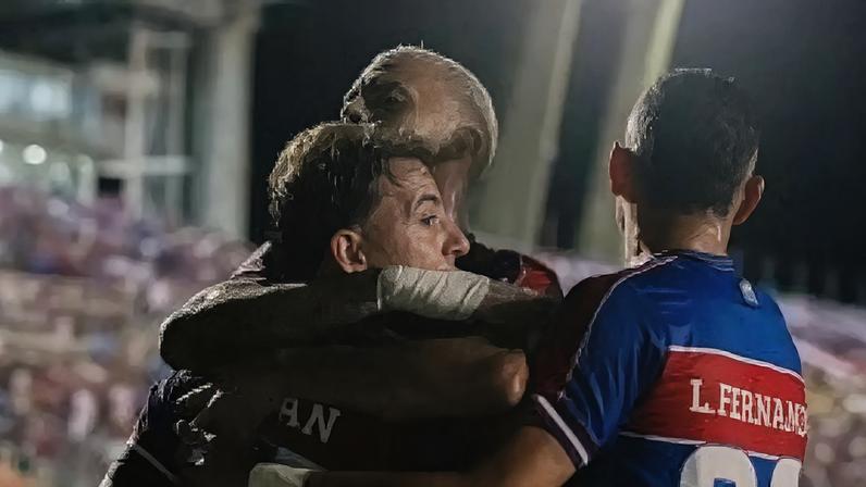 Time do Fortaleza comemorando