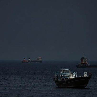 Irã reforça controle sobre Ormuz, intercepta navios e mantém dúvidas sobre trégua