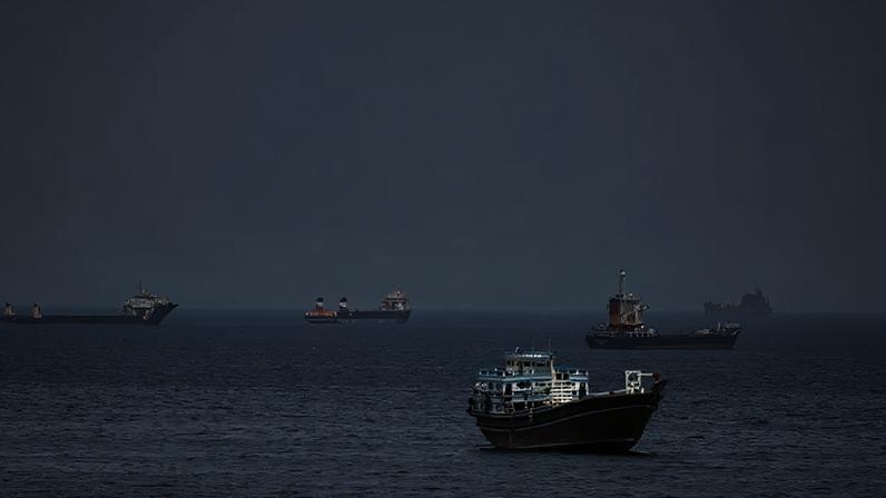 Navios cargueiros paralisados no Estreito de Ormuz na quarta-feira, 22 de abril de 2026.