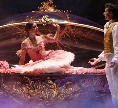 Bailarinas de balé reorientam carreira, do parto à Câmara dos Lordes