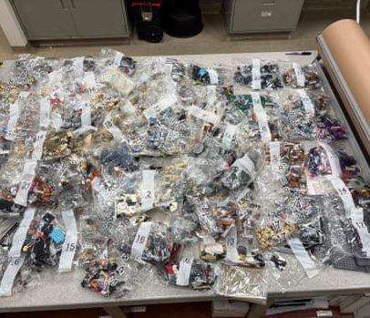 Homem na Califórnia é preso por trocar peças de Lego por massa e devolvê-las