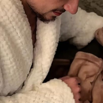 Juliano Floss ganha dia de spa caseiro da namorada Marina Sena