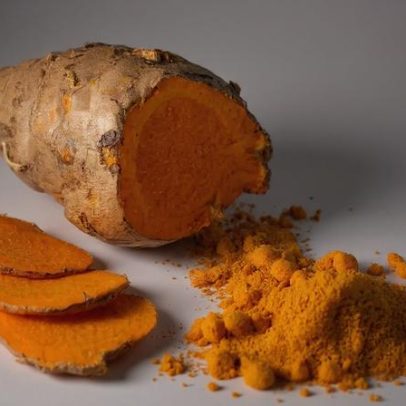 Cúrcuma também oferece benefícios à saúde, saiba mais