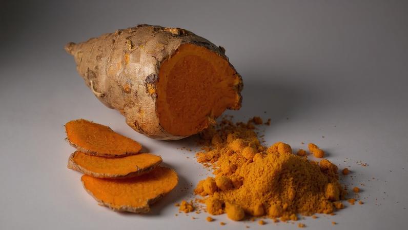 Cúrcuma também oferece benefícios à saúde, saiba mais