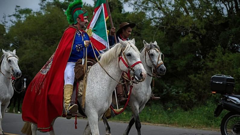Porto Alegre celebra Dia de São Jorge com cavalgada e rituais no Castelo Sagrado