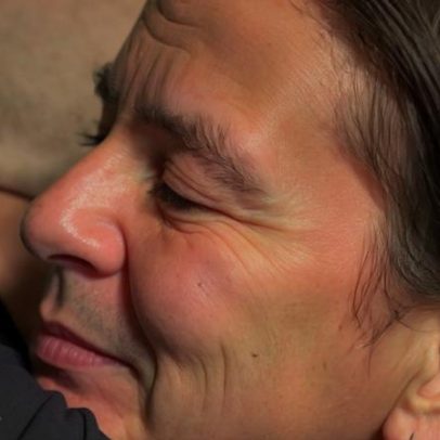 Mãe vende paçoca para sustentar filho enquanto aguarda vaga na creche