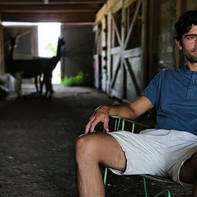 Vinte anos depois de O Diabo Veste Prada, o que aconteceu com Adrian Grenier?
