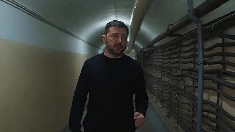 Zelenski divulgou vídeo que mostra interior do bunker de onde organizou resposta à invasão russa na Ucrânia