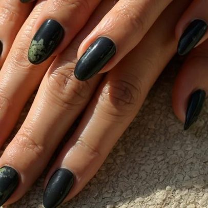 Unhas florais inspiradas em Hailey Bieber marcam Coachella