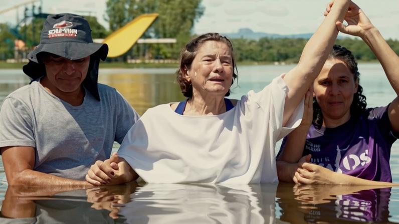 Idosa é batizada aos 84 anos em Cuiabá e diz que Jesus é seu Salvador