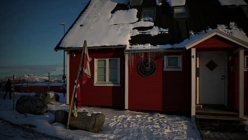 Pessoa caminha do lado de fora do consulado americano em Nuuk, capital da Groenlândia: relações se deterioraram após ameaças de Trump contra a ilha