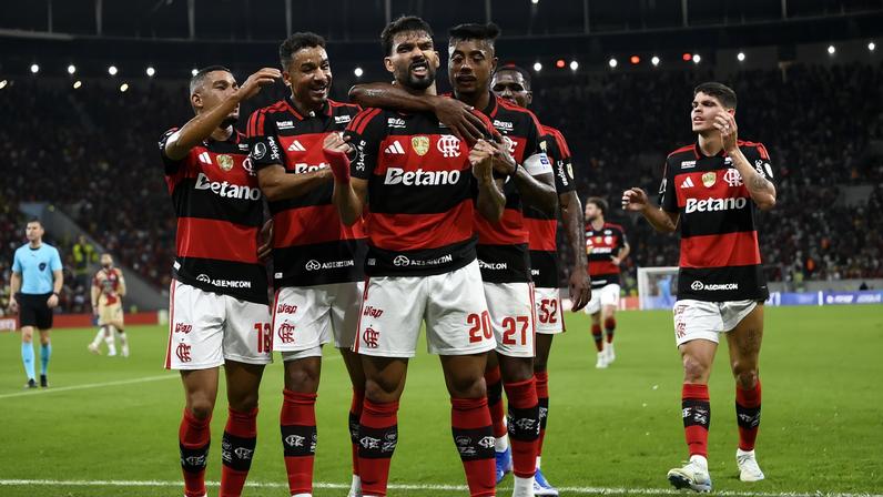 Jogadores comemoram gol de Paquetá em Flamengo x Independiente Medellín — Foto: André Durão