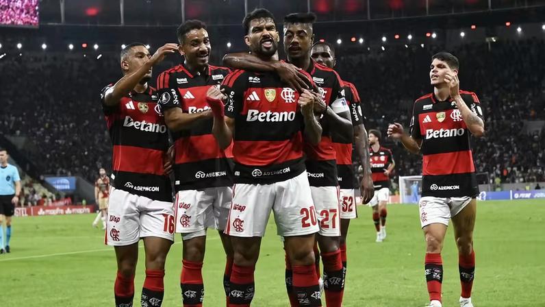 Jogadores comemoram gol de Paquetá em Flamengo x Independiente Medellín — Foto: André Durão