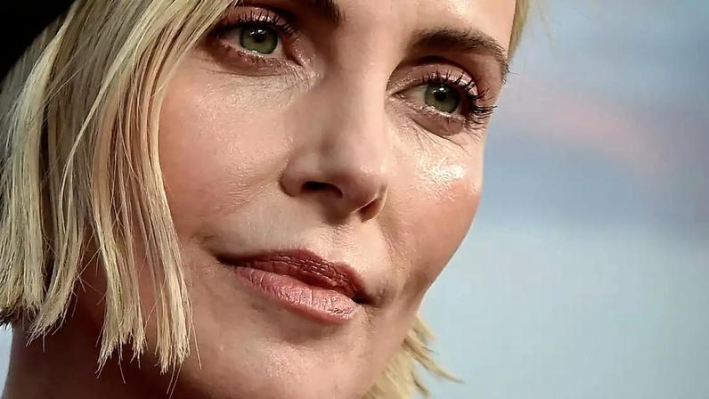 Charlize Theron cresceu em um ambiente instável, marcado pelo alcoolismo do pai e por um episódio traumático na adolescência.