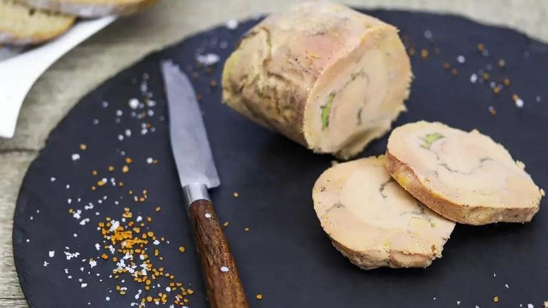 Câmara aprova lei que proíbe o foie gras e outros produtos de alimentação forçada. Veja as penas de prisão previstas e como a regra muda a culinária no Brasil