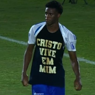 Jogador do Cruzeiro celebra gol exibindo camiseta com frase Cristo vive em mim