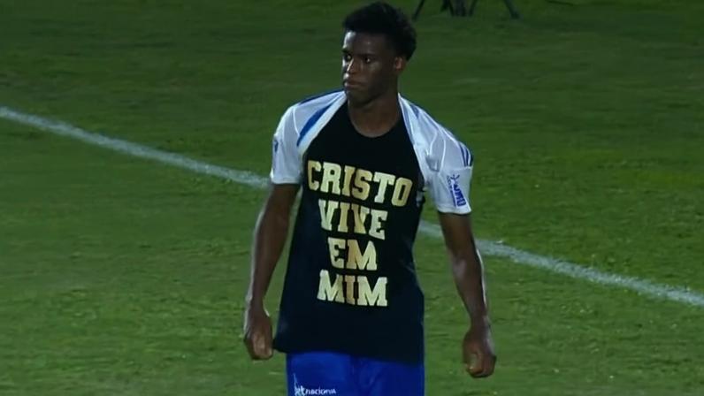 Jogador do Cruzeiro celebra gol exibindo camiseta com frase Cristo vive em mim