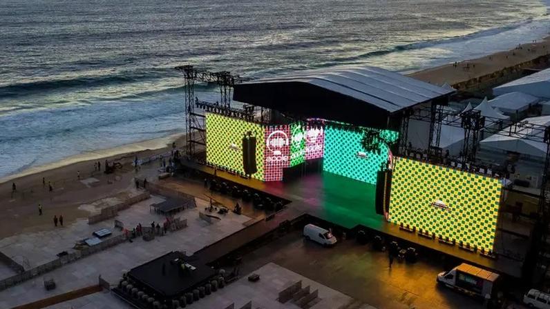 Palco montado para o show de Lady Gaga na praia de Copacabana, Rio de Janeiro