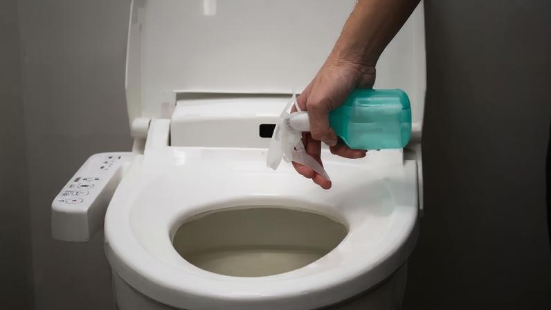 Influenciadores de limpeza apontam que uma mistura com sal facilita a limpeza do vaso sanitário e ajudar a livrar o banheiro de riscos à saúde