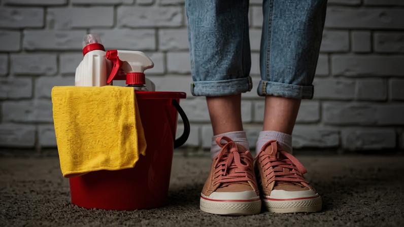 Saiba quais são os produtos de limpeza mais perigosos para crianças — Foto: Freepik