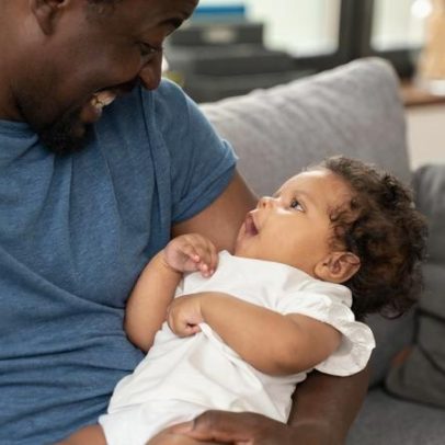 Bebê de 2 meses: o que já faz, sono e alimentação