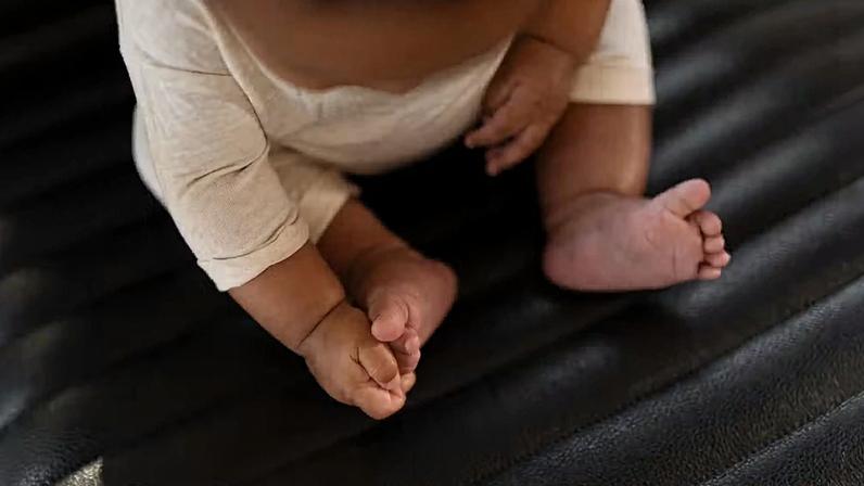 Bebê sentado — Foto: Freepik