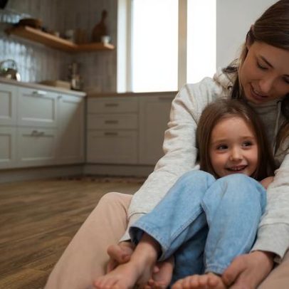 Quem ensina sobre dinheiro quando a mãe precisa dar conta de tudo?