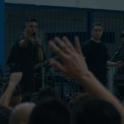 Banda realiza culto com 4.000 detentos em prisão de El Salvador