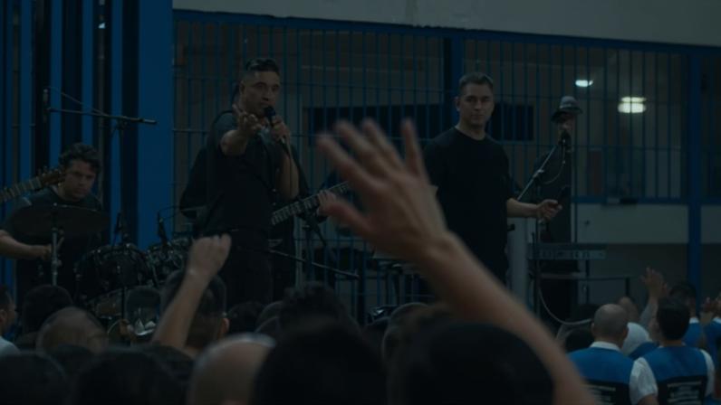 Banda realiza culto com 4.000 detentos em prisão de El Salvador