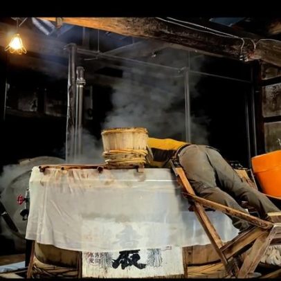Como uma cervejaria de 350 anos produz sake da forma tradicional