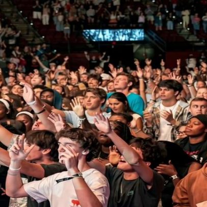 Mais de 4 mil estudantes ouvem o Evangelho e são batizados na universidade dos EUA