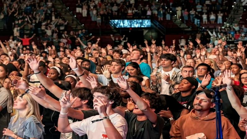 Mais de 4 mil estudantes ouvem o Evangelho e são batizados na universidade dos EUA