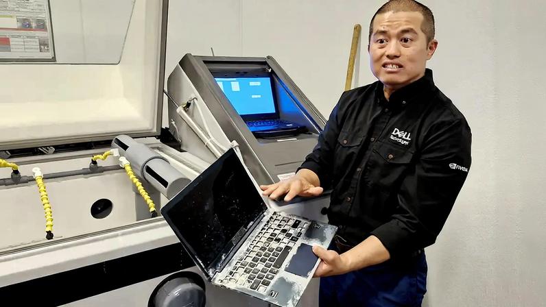 laptop submetido a teste de desgaste