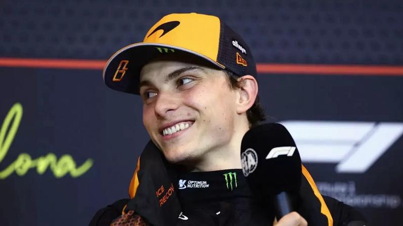 Oscar Piastri destaca postura de Lewis Hamilton