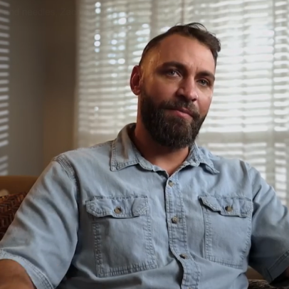 Homem criado pelos pais viciados encontra Deus ao ouvir Jesus chamá-lo