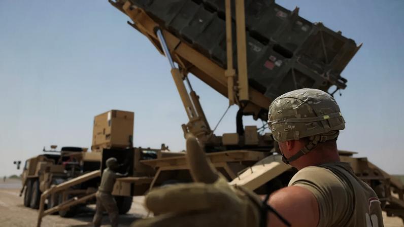 Em imagem divulgada pela Força Aérea dos EUA, o especialista Scottlin Bartlett trabalha perto de uma bateria de mísseis Patriot na base aérea de Al‑Dhafra, em Abu Dhabi, em 5 de maio de 2021.