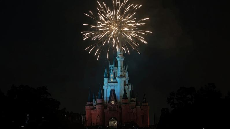 Show de fogos de artifício no Magic Kingdom, Disney World. (Foto: Jaime Creixems/ Unsplash)