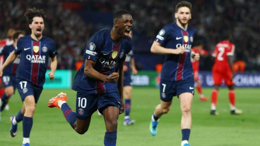 Ousmane Dembelé comemora um de seus dois gols marcados contra o Bayern de Munique nesta terça-feira (28) no Parque dos Príncipes, em Paris.